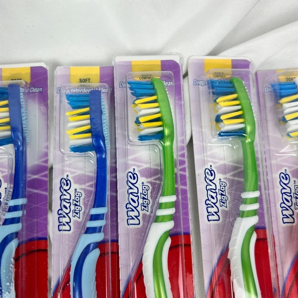 Colgate Wave ZigZag Soft Compact Toothbrush Lot of 9‎